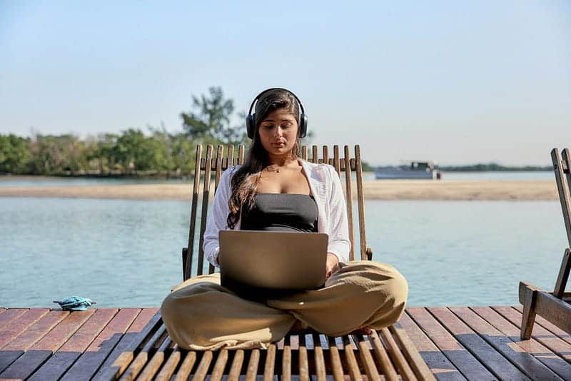 We’d all love to make money writing while sitting on a beach, right? Well, you’d better pick the right niche.